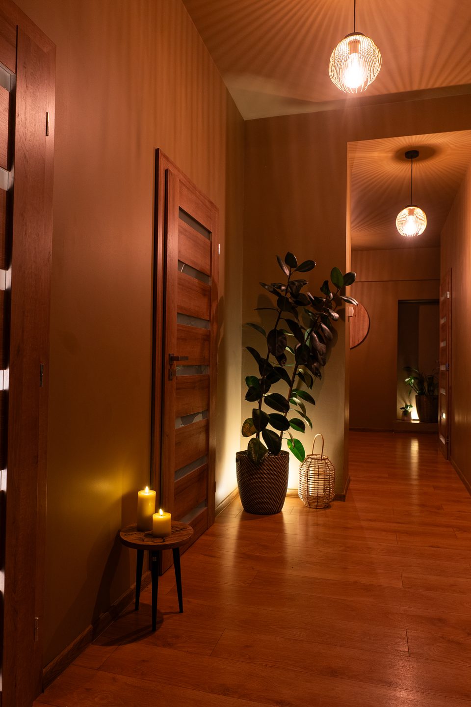 Chodba salonu Thajské masáže Říčany s tlumeným osvětlením